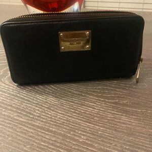 Micheal kors zip around leather black wallet